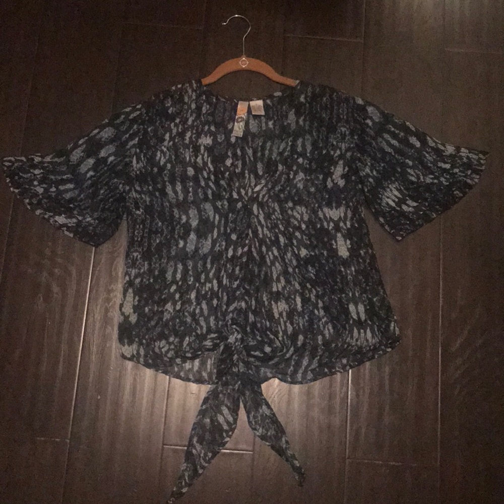 Cute Blouse-Navy & Black tie hem